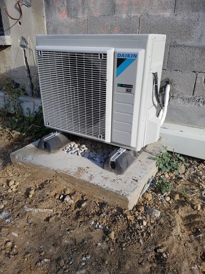 Pose d' une pompe à chaleur Daikin air eau à St Cyr au Mont d' Or près de Lyon